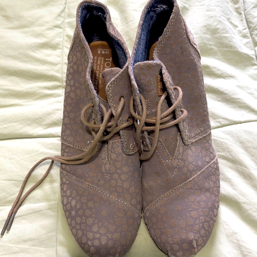 Toms size 9.5 wedge booties
